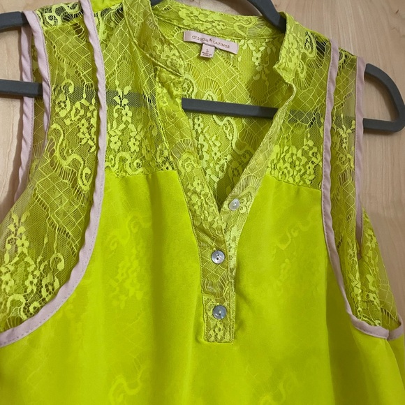 Lime green sleeveless lacy blouse - Picture 2 of 7